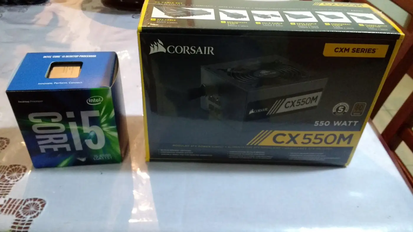 Procesador y fuente de poder de marca en caja